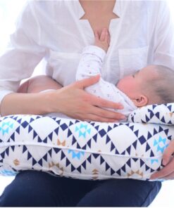 une mère qui allaite son bébé sur le coussin d'allaitement