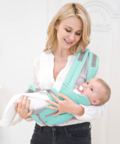 une maman qui porte son bébé avec le Porte-bébé ergonomique pour enfants