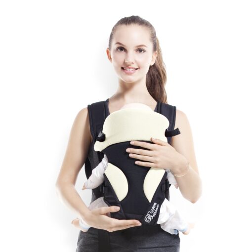 femme qui porte son bébé avec le Porte-Bébé transport avant